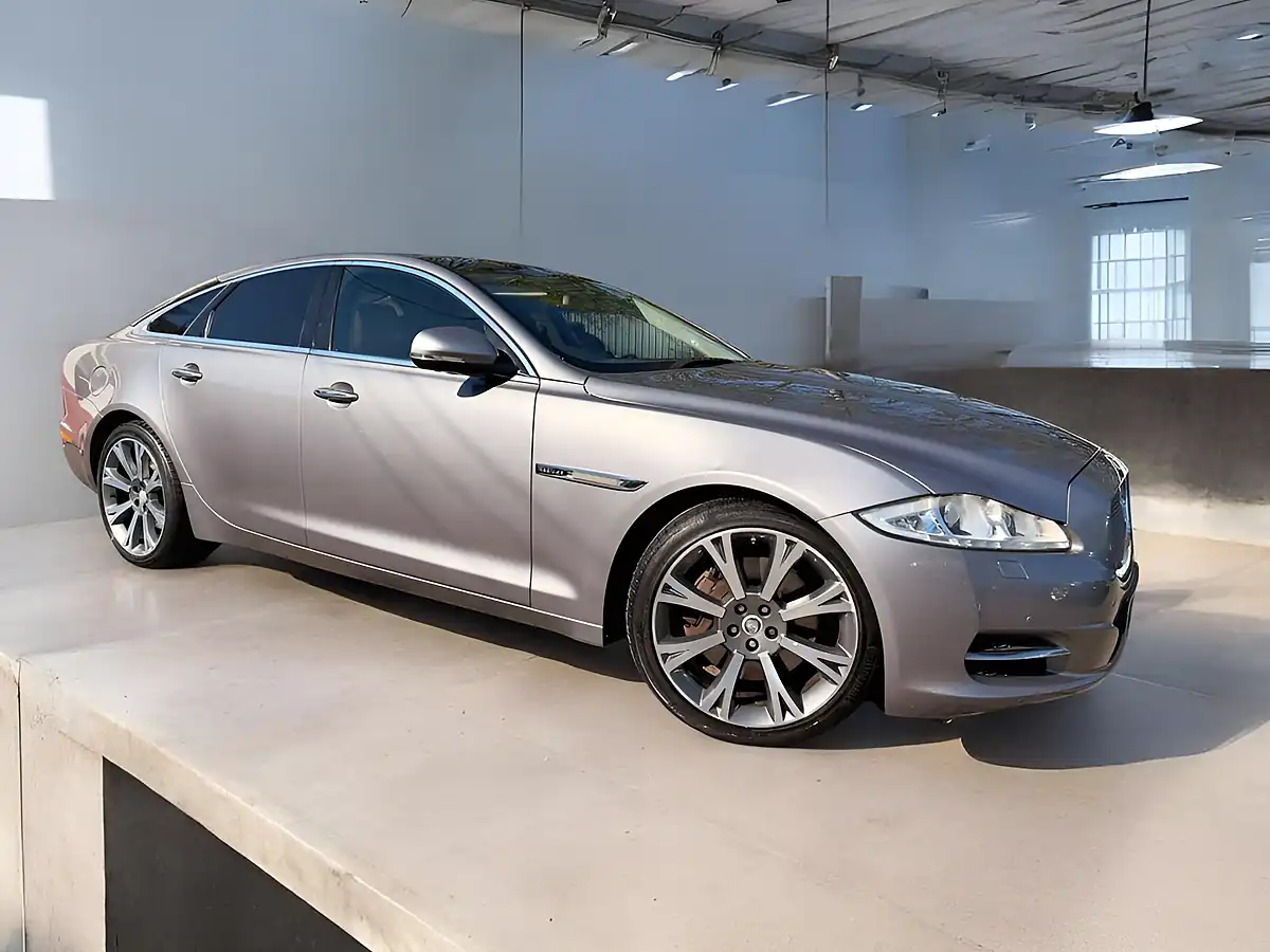 Used 2010 Jaguar Xj Portfolio Grey - Front View