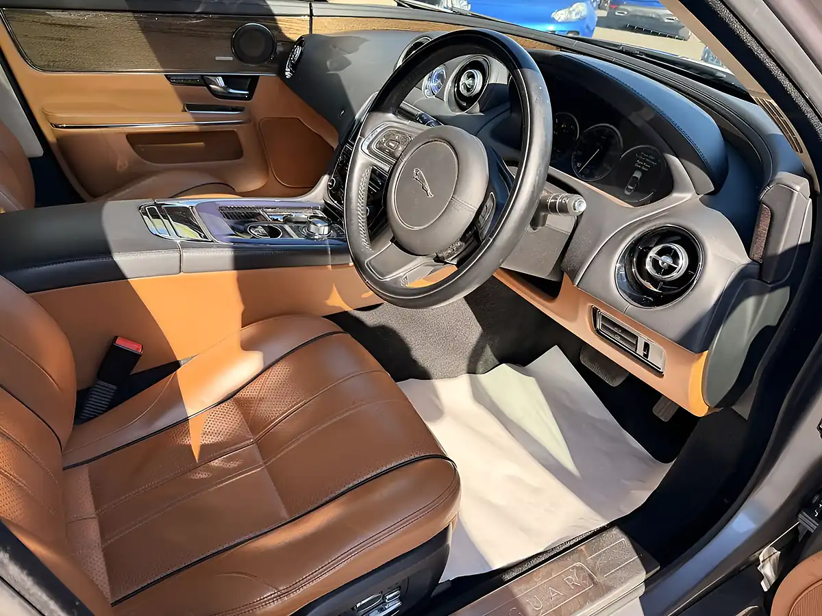 Used 2010 Jaguar Xj Portfolio Grey - Interior and Exterior details 18