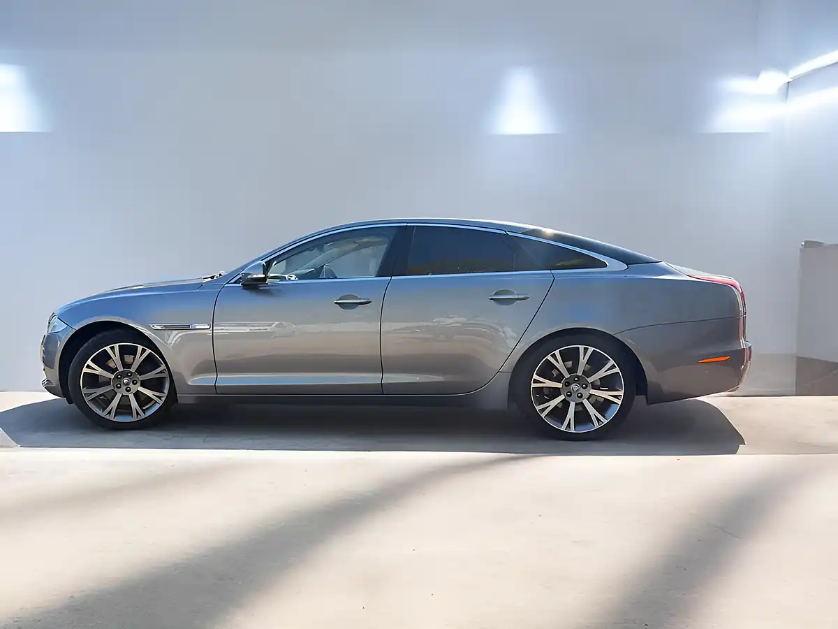 Used 2010 Jaguar Xj Portfolio Grey - Interior and Exterior details 3