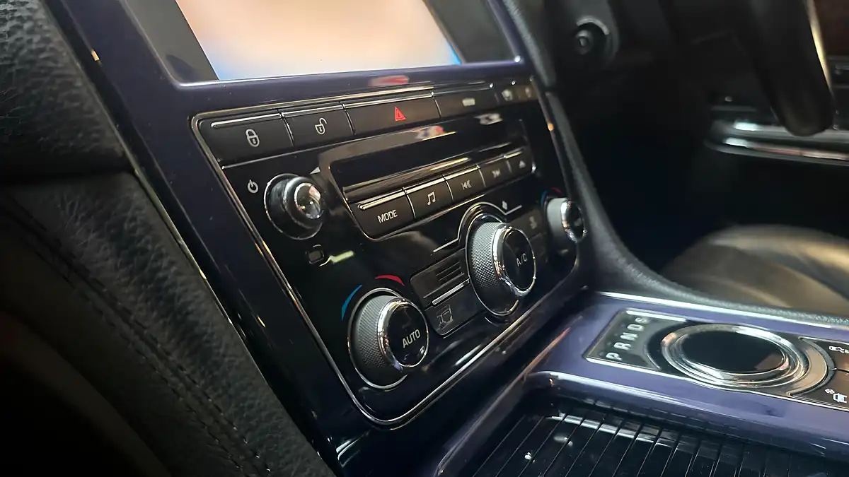 Used 2010 Jaguar Xj Premium Luxury Silver - Interior and Exterior details 11