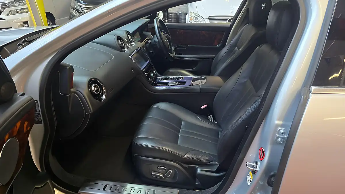 Used 2010 Jaguar Xj Premium Luxury Silver - Interior and Exterior details 12