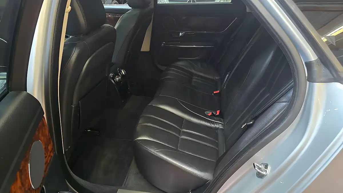 Used 2010 Jaguar Xj Premium Luxury Silver - Interior and Exterior details 13