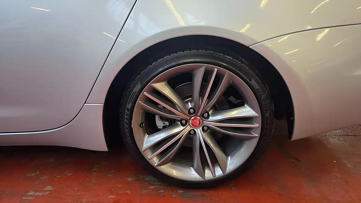 Used 2010 Jaguar Xj Premium Luxury Silver - Interior and Exterior details 19