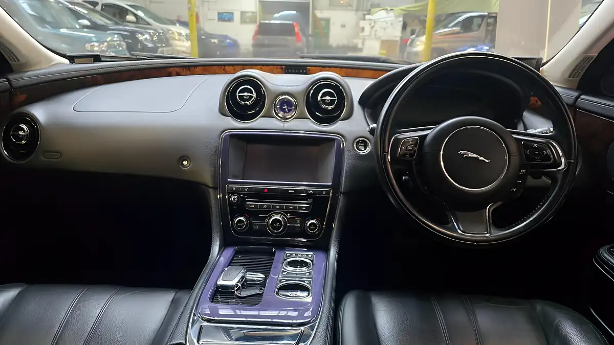 Used 2010 Jaguar Xj Premium Luxury Silver - Interior and Exterior details 4