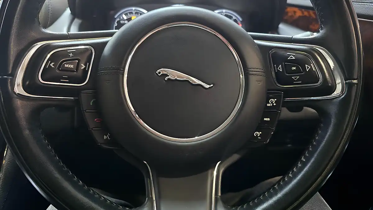 Used 2010 Jaguar Xj Premium Luxury Silver - Interior and Exterior details 8
