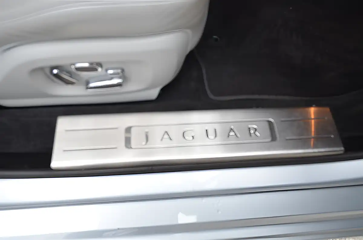 Used 2010 Jaguar Xj Premium Luxury Silver - Interior and Exterior details 17