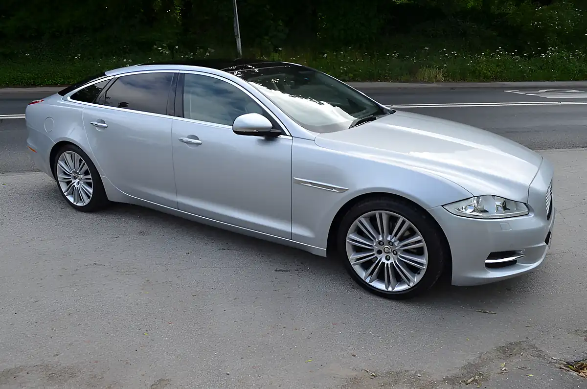 Used 2010 Jaguar Xj Premium Luxury Silver - Interior and Exterior details 9