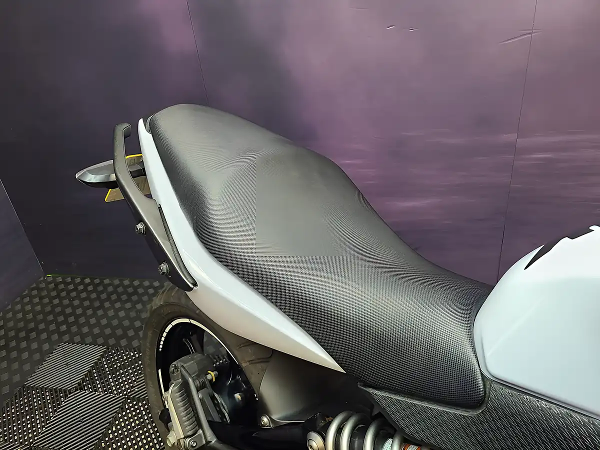 Used 2010 Kawasaki ER-6F White - Interior and Exterior details 13