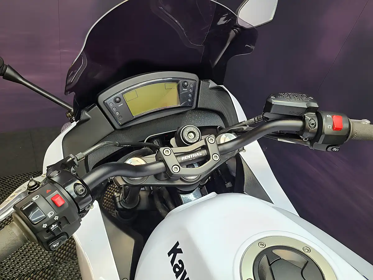 Used 2010 Kawasaki ER-6F White - Interior and Exterior details 7