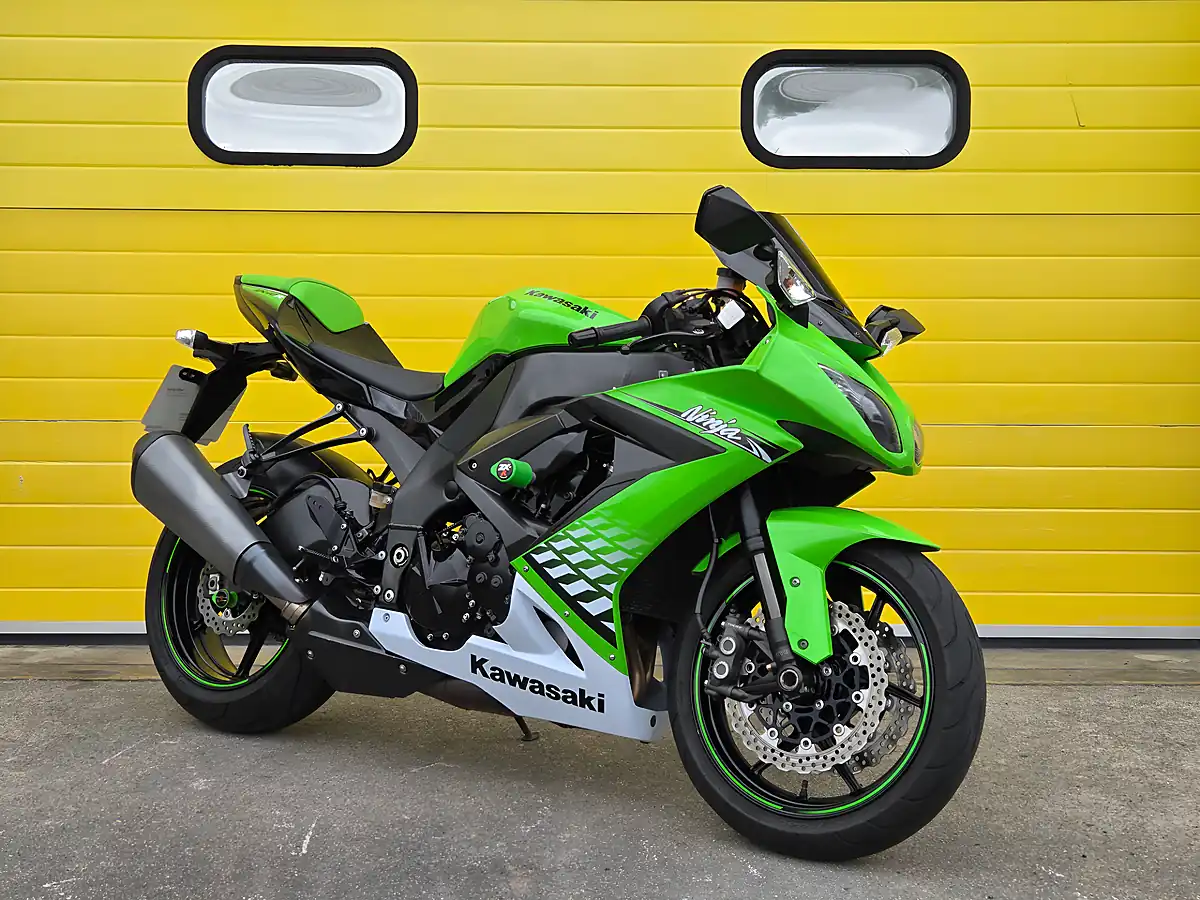 Used 2010 Kawasaki Ninja ZX-10R Green - Front View