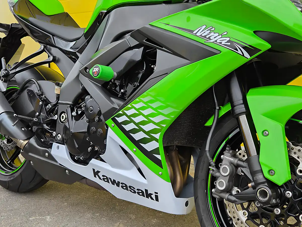 Used 2010 Kawasaki Ninja ZX-10R Green - Interior and Exterior details 10