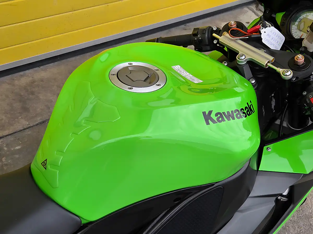 Used 2010 Kawasaki Ninja ZX-10R Green - Interior and Exterior details 11