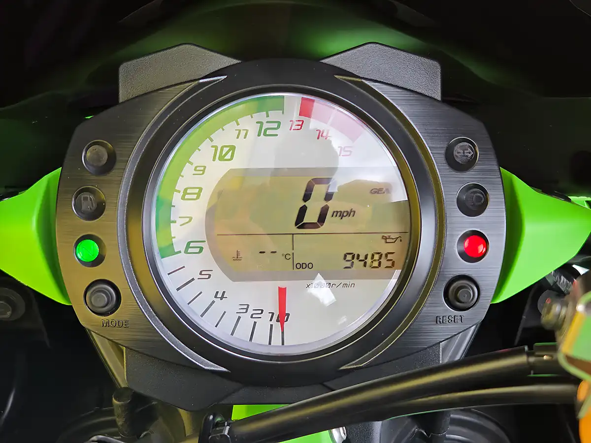 Used 2010 Kawasaki Ninja ZX-10R Green - Interior and Exterior details 13