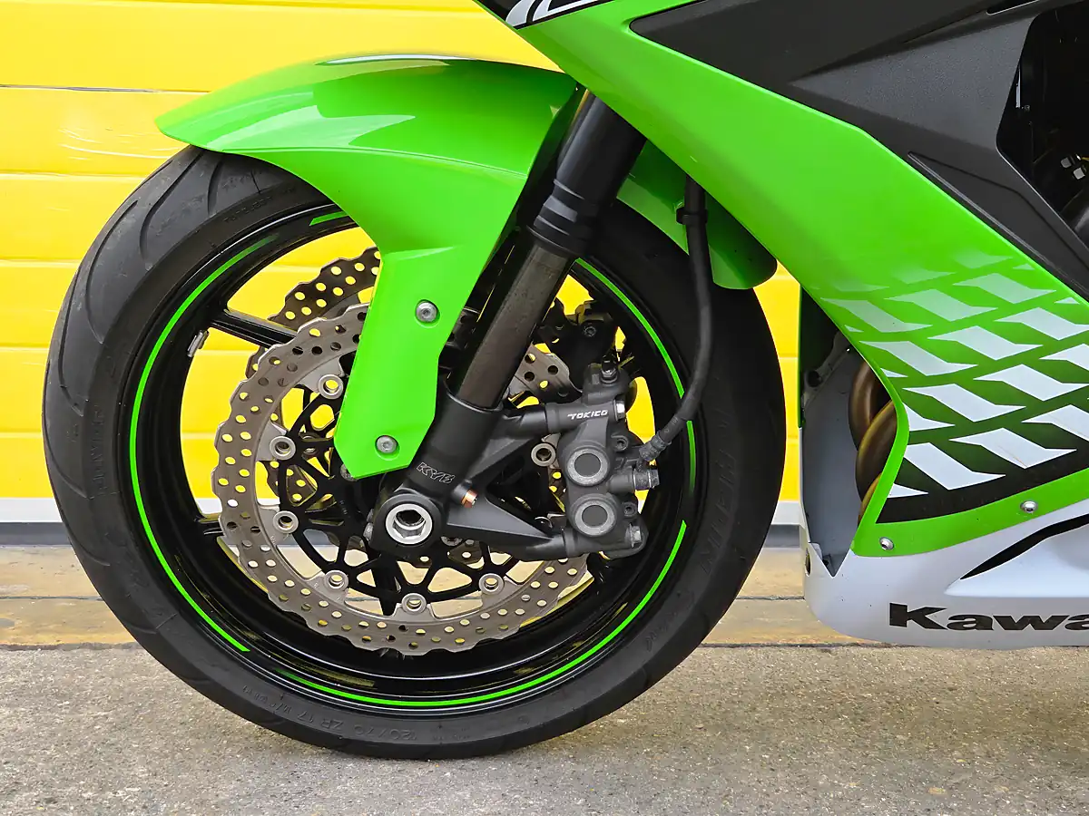 Used 2010 Kawasaki Ninja ZX-10R Green - Interior and Exterior details 16