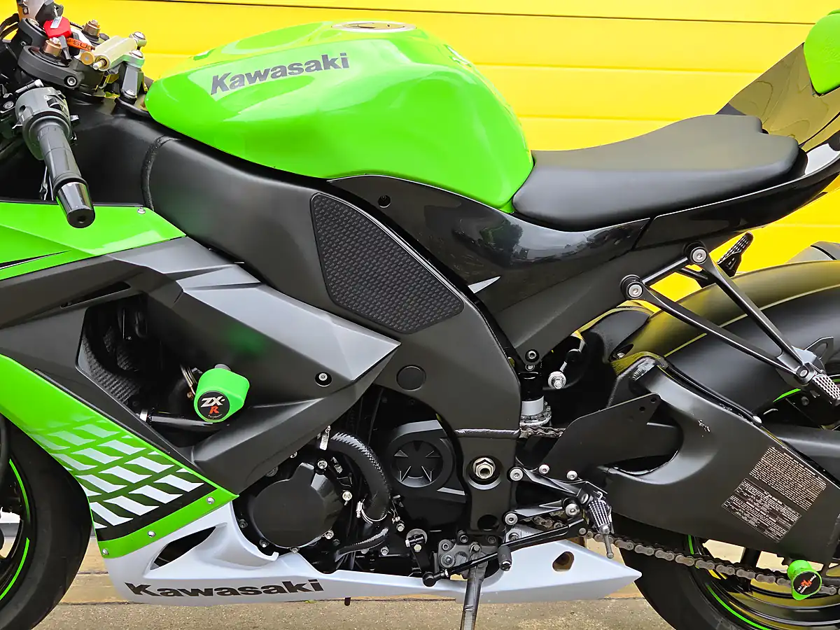 Used 2010 Kawasaki Ninja ZX-10R Green - Interior and Exterior details 17