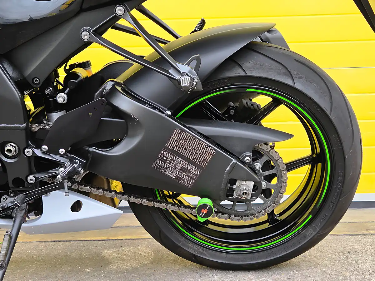 Used 2010 Kawasaki Ninja ZX-10R Green - Interior and Exterior details 18