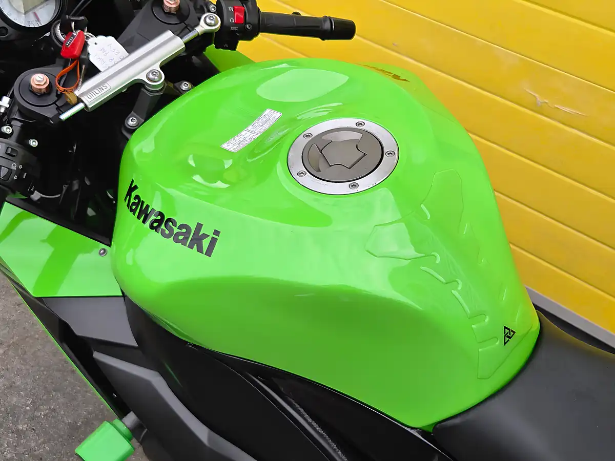 Used 2010 Kawasaki Ninja ZX-10R Green - Interior and Exterior details 19