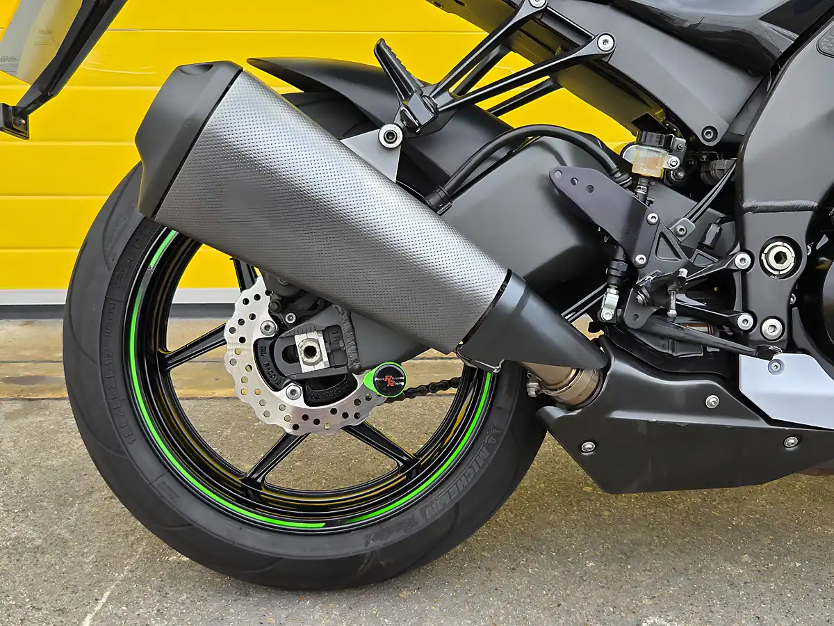 Used 2010 Kawasaki Ninja ZX-10R Green - Interior and Exterior details 5