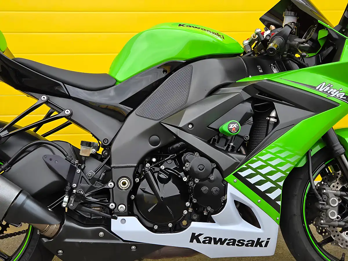 Used 2010 Kawasaki Ninja ZX-10R Green - Interior and Exterior details 6
