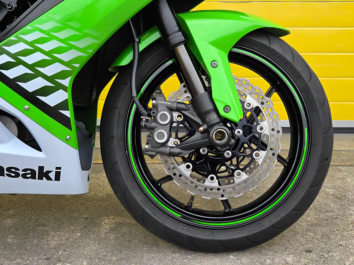 Used 2010 Kawasaki Ninja ZX-10R Green - Interior and Exterior details 7