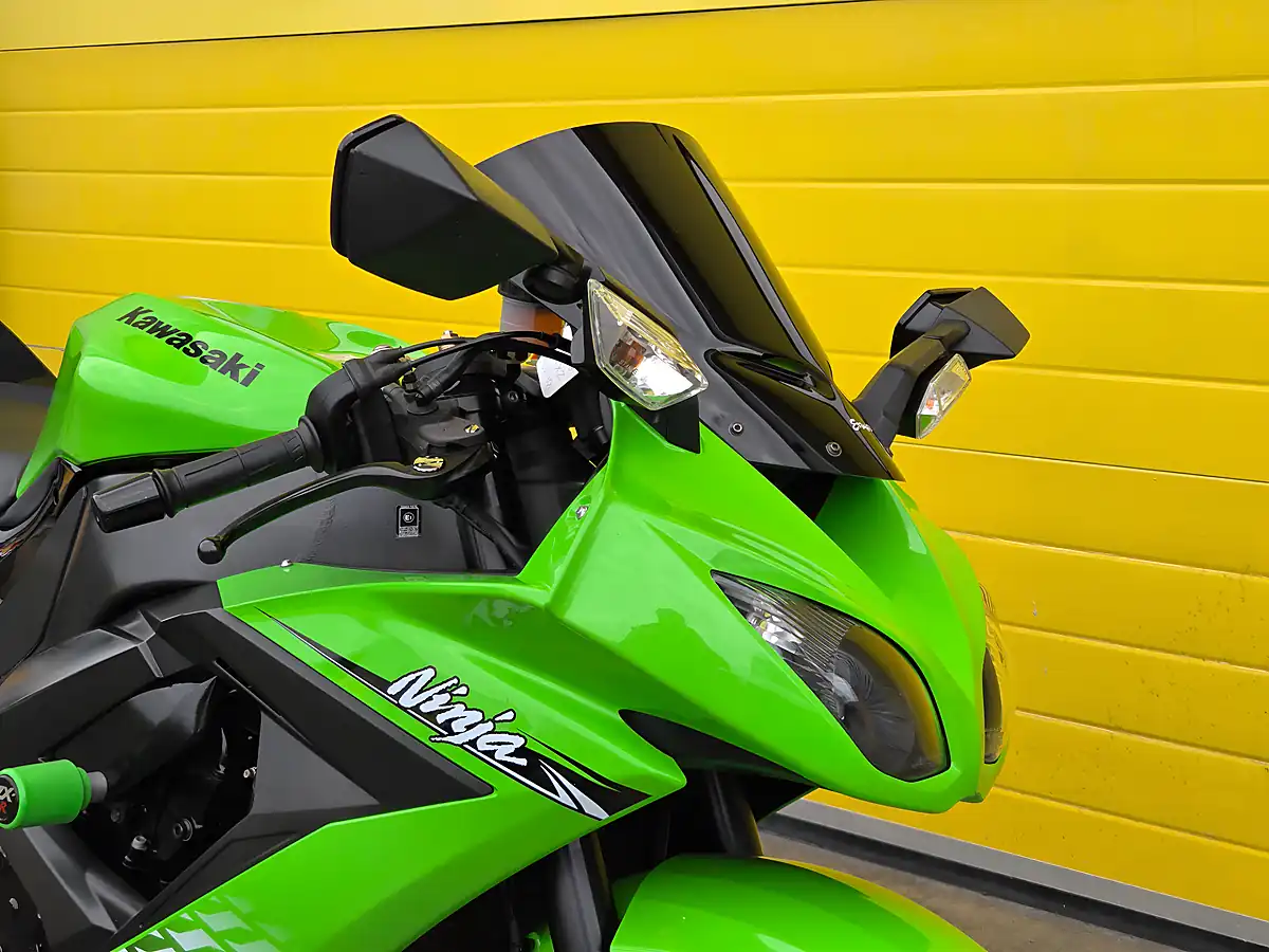 Used 2010 Kawasaki Ninja ZX-10R Green - Interior and Exterior details 8