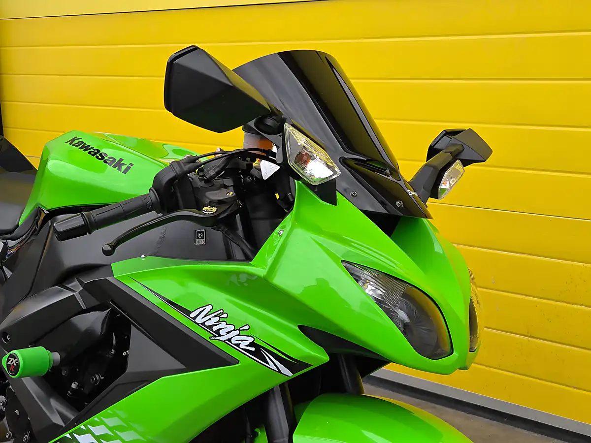 Used 2010 Kawasaki Ninja ZX-10R Green - Interior and Exterior details 9