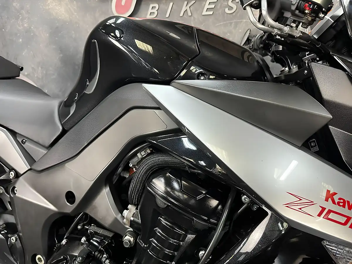 Used 2010 Kawasaki Z1000 1000 Black - Interior and Exterior details 13