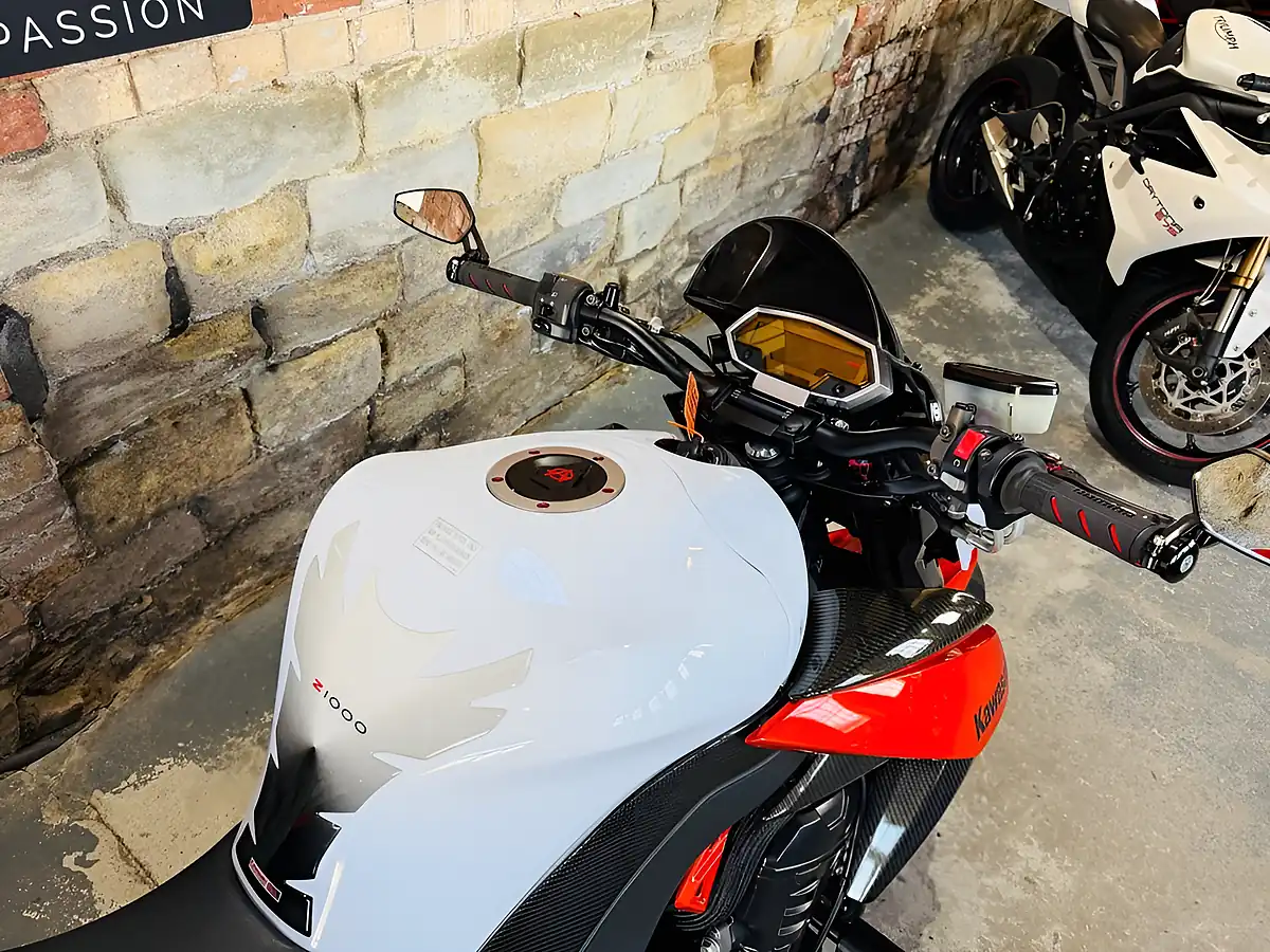 Used 2010 Kawasaki Z1000 Daf White - Interior and Exterior details 8