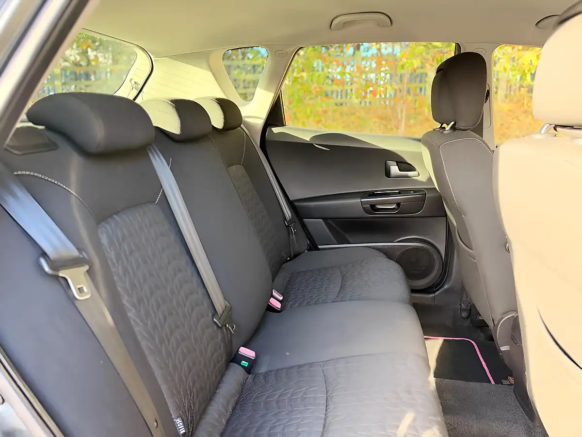 Used 2010 Kia Ceed 3 Grey - Interior and Exterior details 11