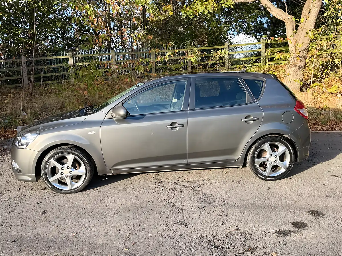Used 2010 Kia Ceed 3 Grey - Interior and Exterior details 4
