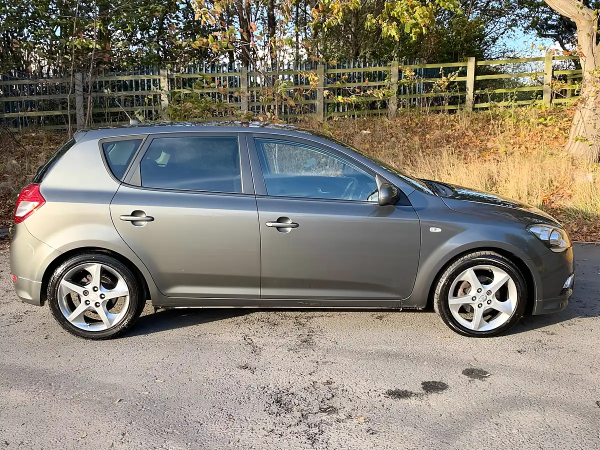 Used 2010 Kia Ceed 3 Grey - Interior and Exterior details 7