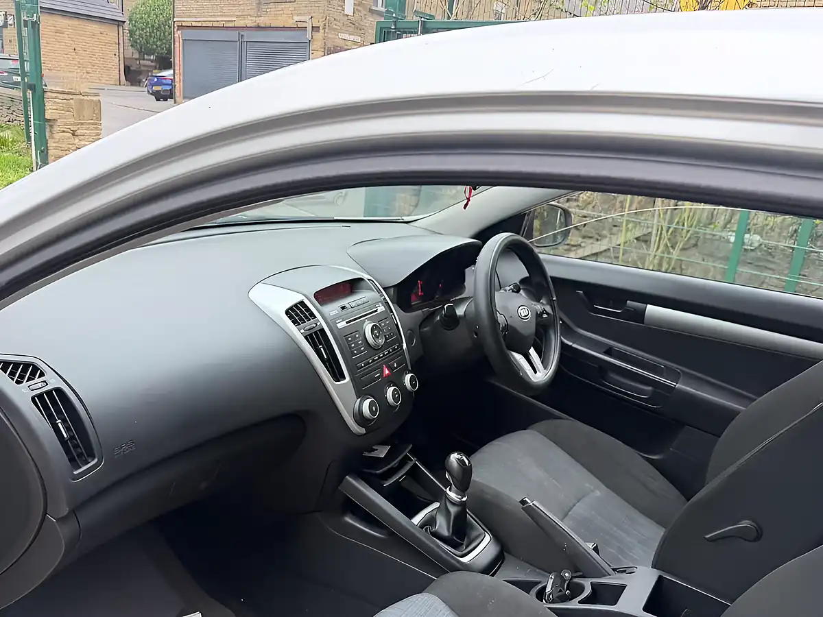 Used 2010 Kia Proceed 1 Silver - Interior and Exterior details 13