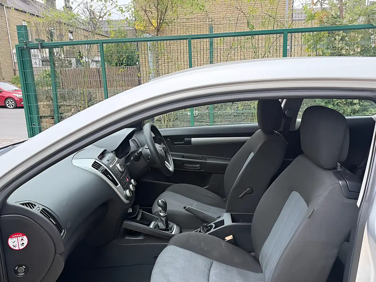 Used 2010 Kia Proceed 1 Silver - Interior and Exterior details 9