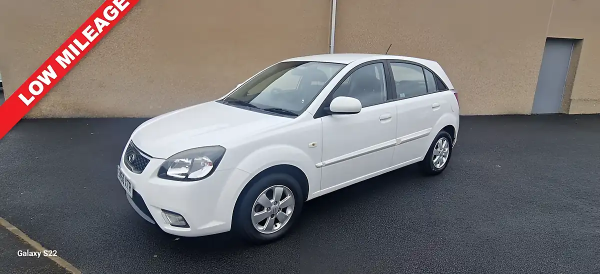 Used 2010 Kia Rio Domino White - Front View