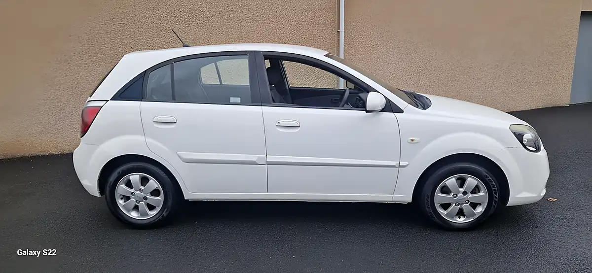 Used 2010 Kia Rio Domino White - Interior and Exterior details 5