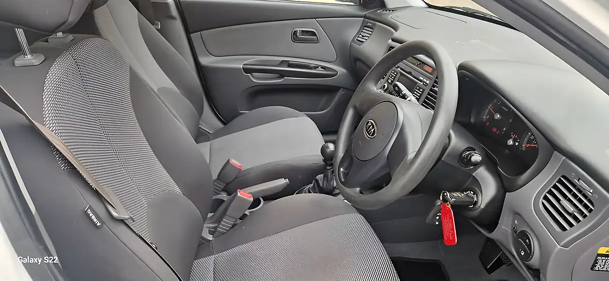 Used 2010 Kia Rio Domino White - Interior and Exterior details 9