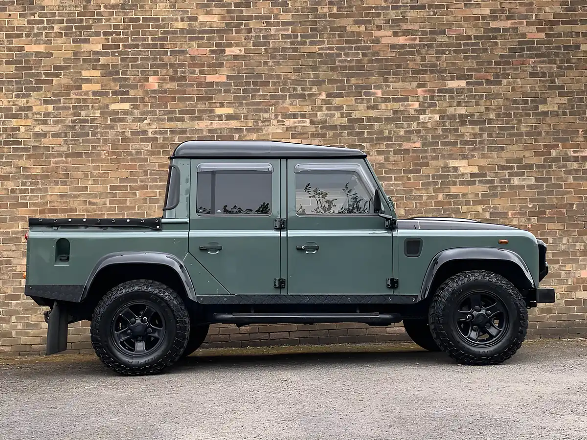 Used 2010 Land Rover Defender 110 Mwb Green - Interior and Exterior details 12