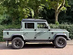 Used 2010 Land Rover Defender 110 Mwb Green - Interior and Exterior details 4
