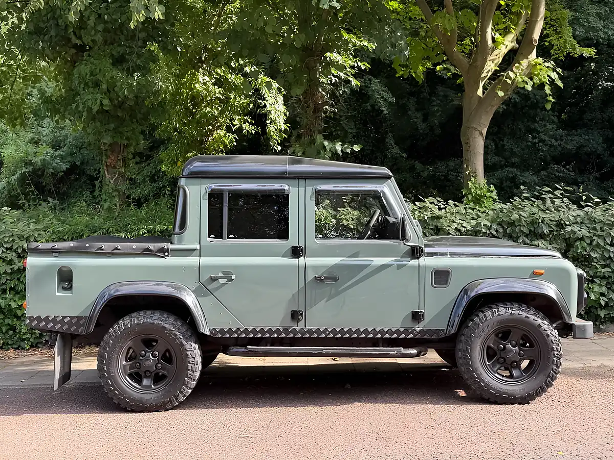 Used 2010 Land Rover Defender 110 Mwb Green - Interior and Exterior details 4
