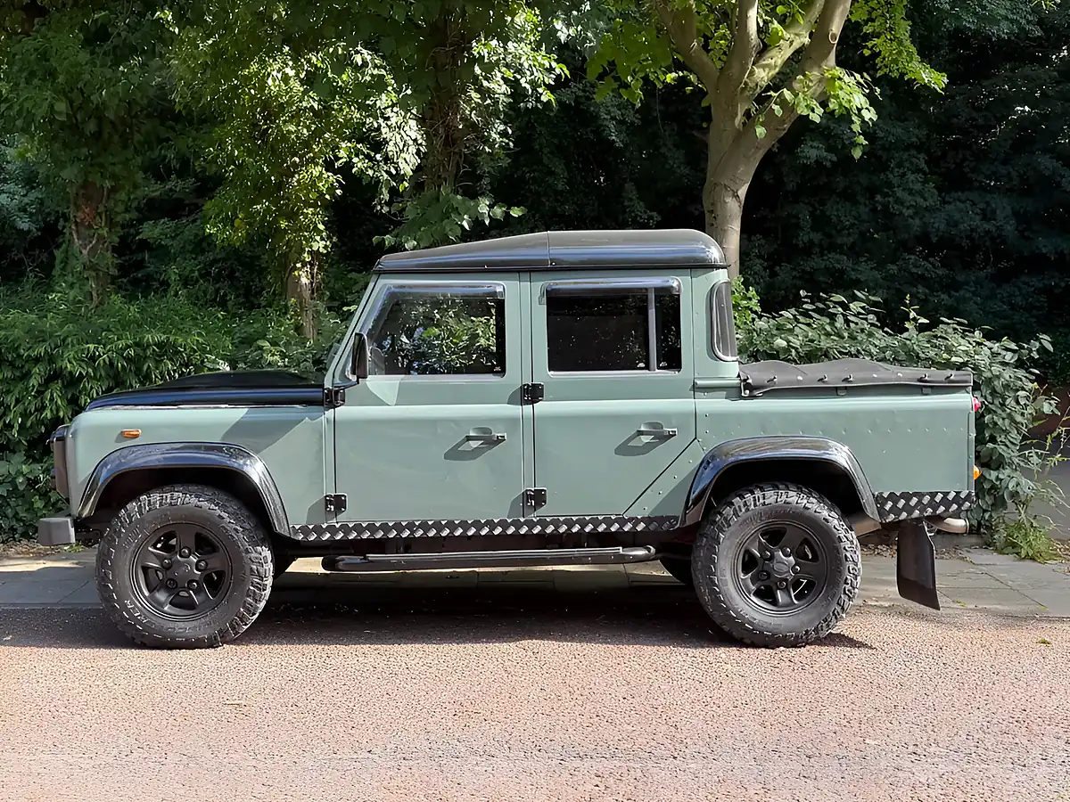 Used 2010 Land Rover Defender 110 Mwb Green - Interior and Exterior details 7