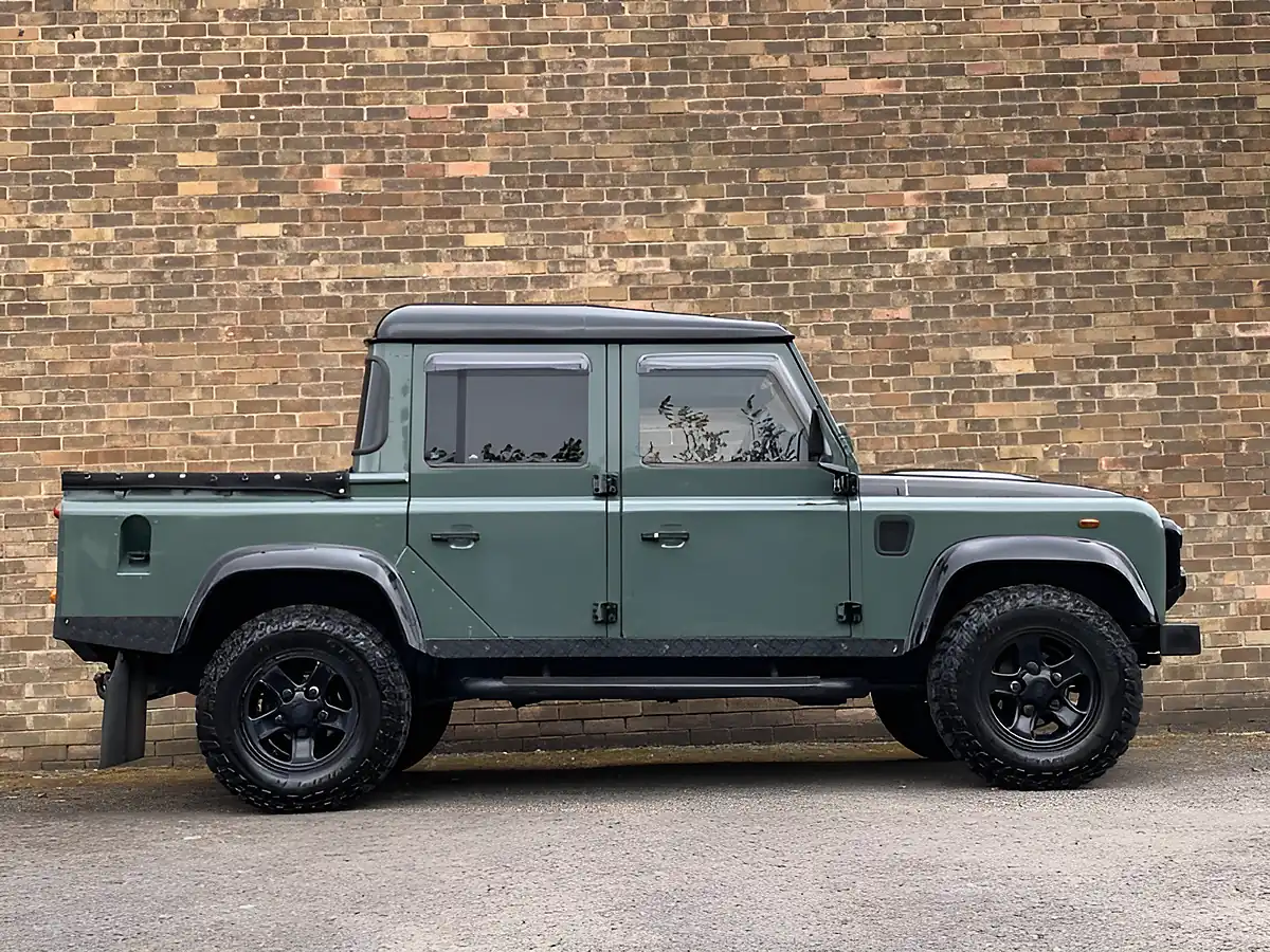 Used 2010 Land Rover Defender 110 Mwb Green - Interior and Exterior details 7