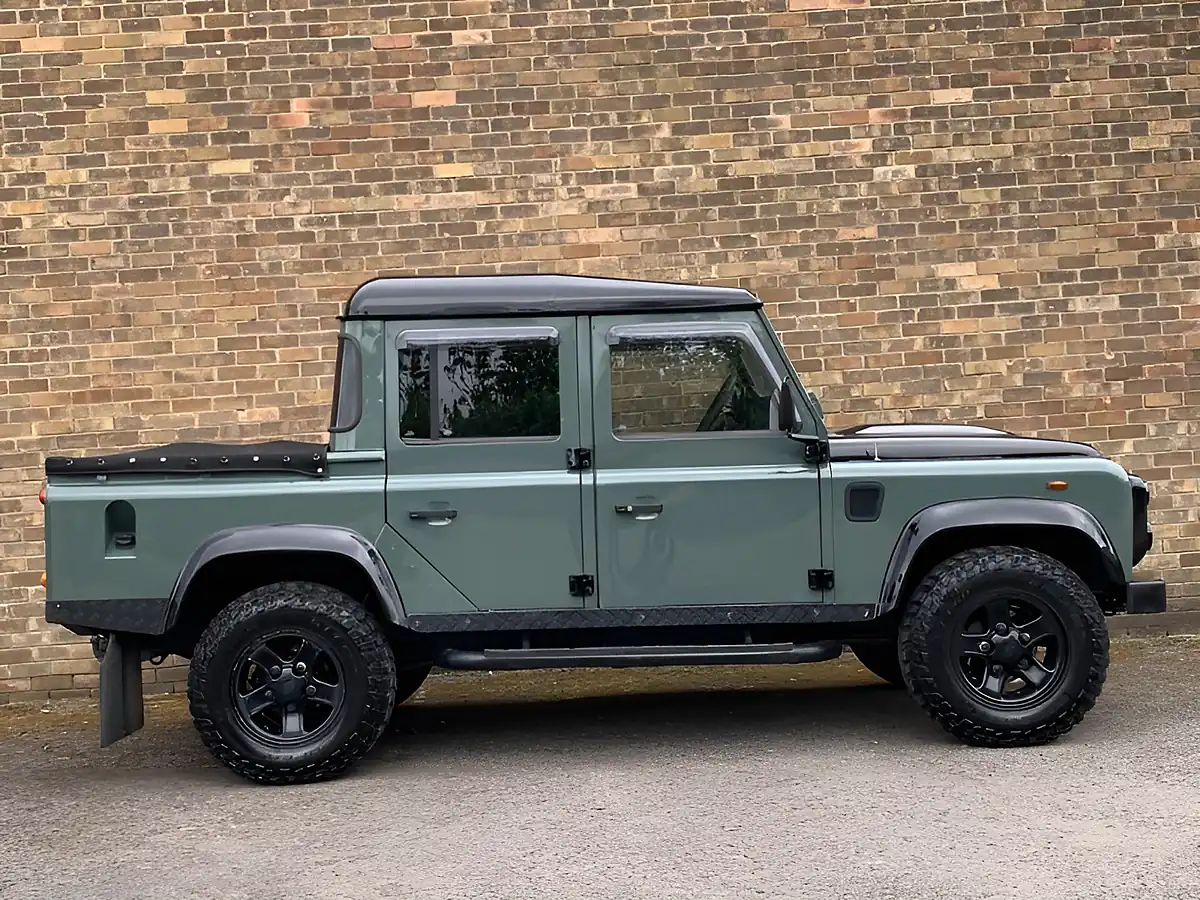 Used 2010 Land Rover Defender 110 Mwb Green - Interior and Exterior details 8