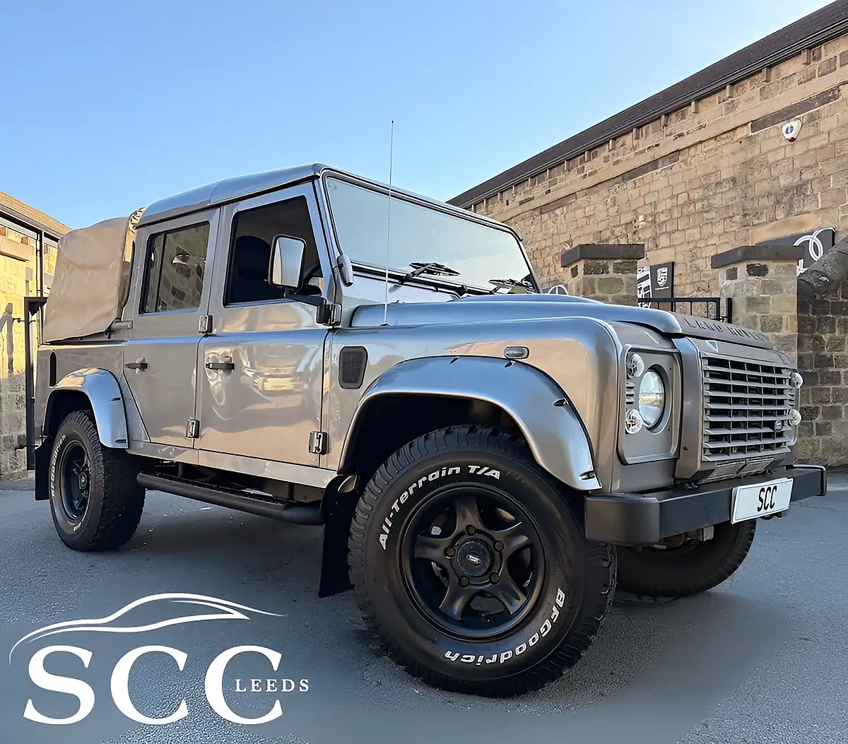 Used 2010 Land Rover Defender 110 Xs Pickup Double Cab Grey - Front View