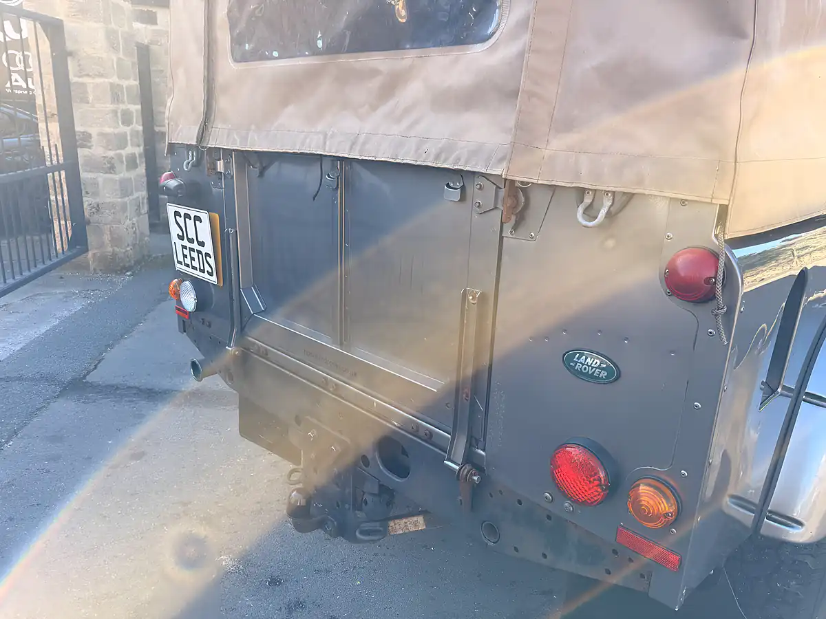 Used 2010 Land Rover Defender 110 Xs Pickup Double Cab Grey - Interior and Exterior details 10