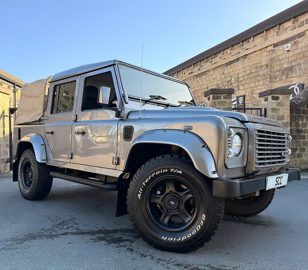 Used 2010 Land Rover Defender 110 Xs Pickup Double Cab Grey - Interior and Exterior details 2
