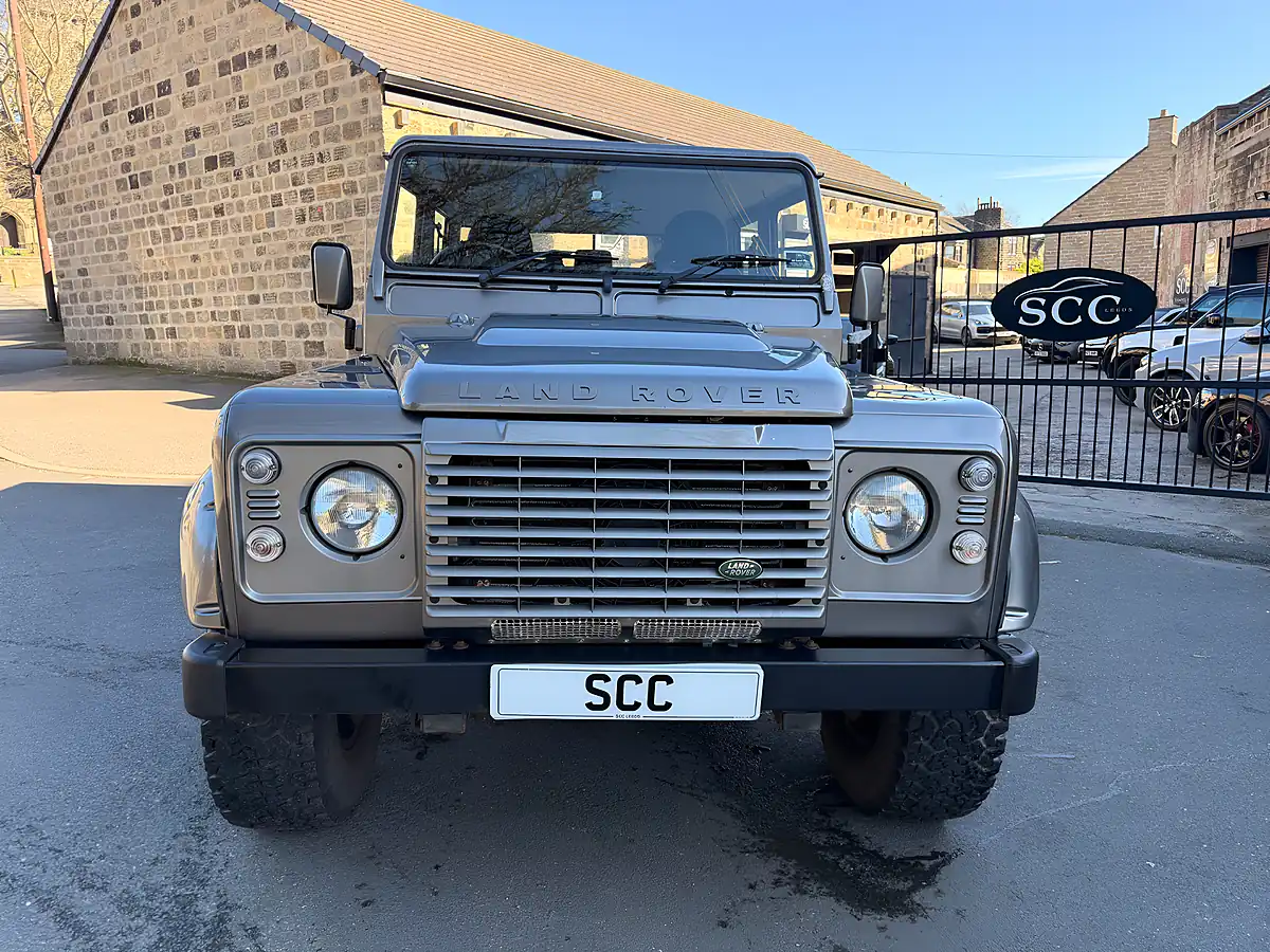 Used 2010 Land Rover Defender 110 Xs Pickup Double Cab Grey - Interior and Exterior details 5