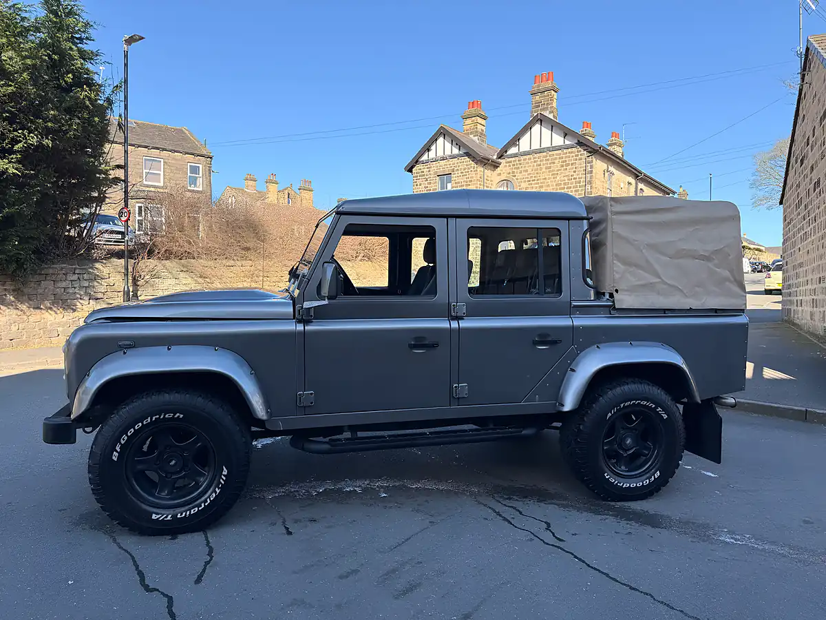 Used 2010 Land Rover Defender 110 Xs Pickup Double Cab Grey - Interior and Exterior details 7