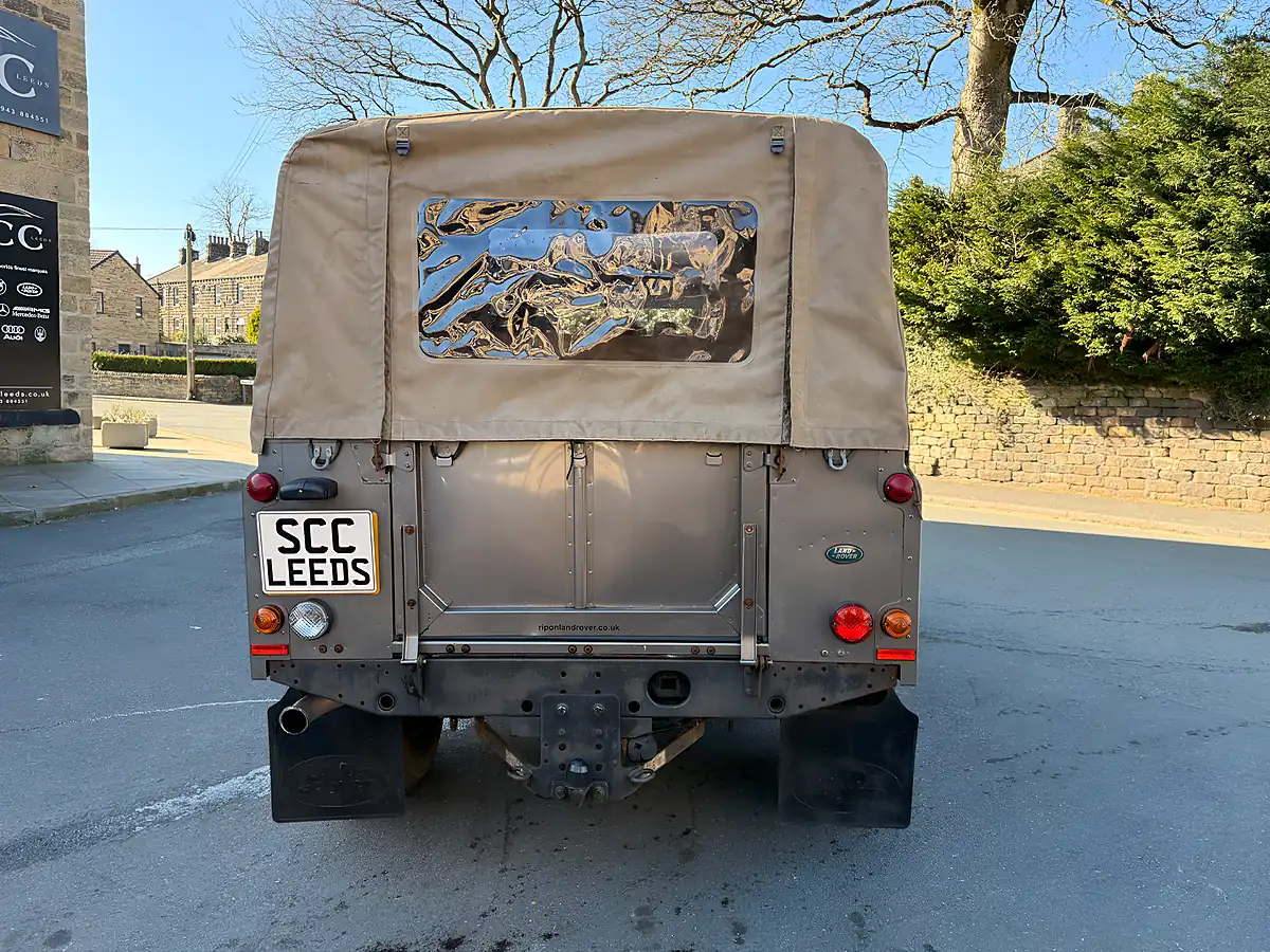 Used 2010 Land Rover Defender 110 Xs Pickup Double Cab Grey - Interior and Exterior details 8