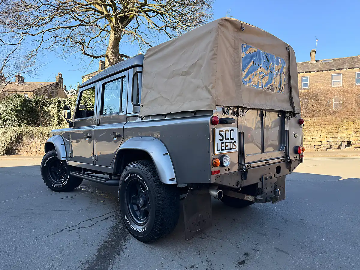 Used 2010 Land Rover Defender 110 Xs Pickup Double Cab Grey - Interior and Exterior details 9