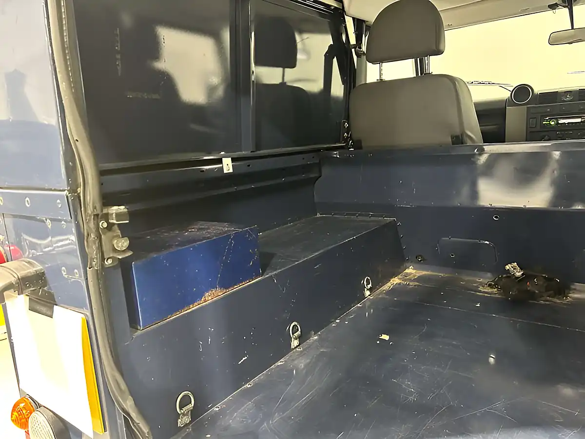 Used 2010 Land Rover Defender 90 Hard Top Blue - Interior and Exterior details 12